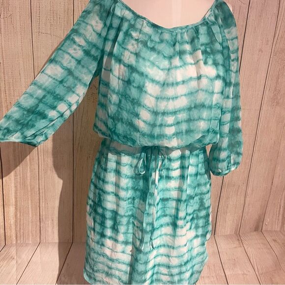 Bisou Bisou Dresses & Skirts - BISOU BISOU green white tie dye chiffon blouson cold shoulder dress Sz4 Preowned